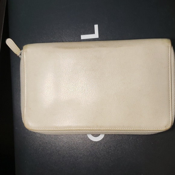 Chanel Off-White Camellia Zipped Wallet - Picture 3 of 16